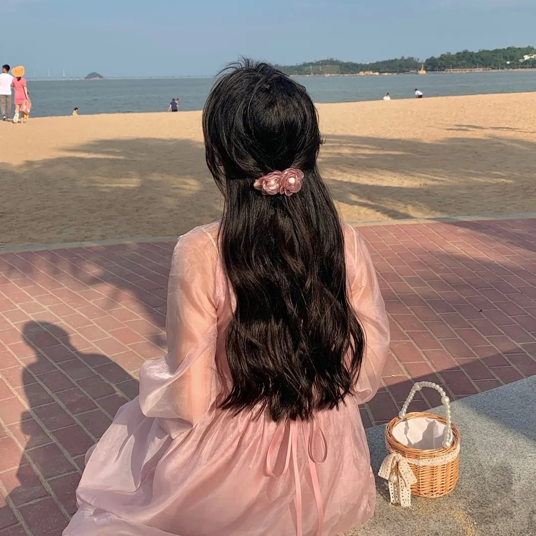 今朝春色倍还人